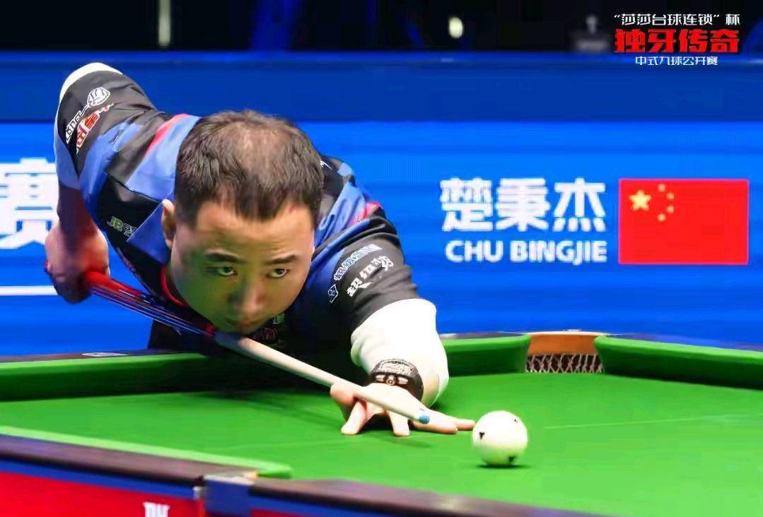 她的表现更 她的表现更